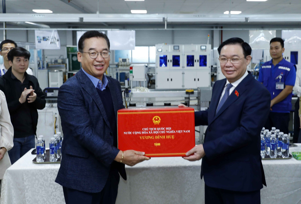 Chủ tịch Quốc hội Vương Đình Huệ tặng quà Tết cho Công ty TNHH OHSUNG VINA tại Khu Công nghiệp Liên Hà Thái (Green-iP1), huyện Thái Thuỵ, tỉnh Thái Bình. (Ảnh: Nhan Sáng/TTXVN)