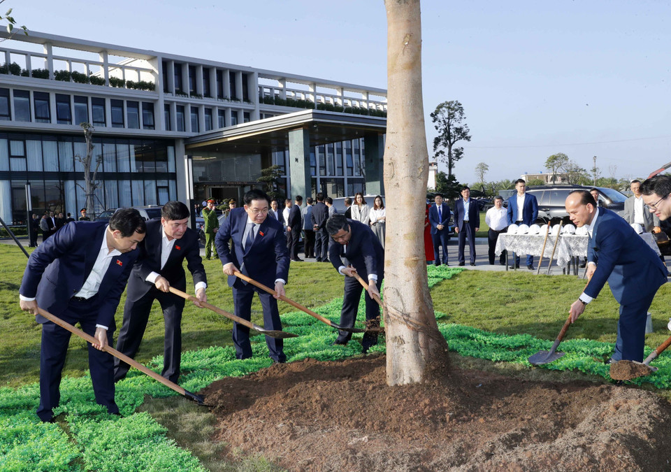 Chủ tịch Quốc hội Vương Đình Huệ trồng cây lưu niệm tại Khu công nghiệp Liên Hà Thái (Green-iP1), huyện Thái Thụy, tỉnh Thái Bình. (Ảnh: Nhan Sáng/TTXVN)