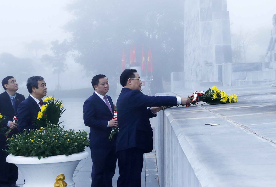 Chủ tịch Quốc hội Vương Đình Huệ đặt hoa tưởng niệm Chủ tịch Hồ Chí Minh. (Ảnh: Nhan Sáng/TTXVN)