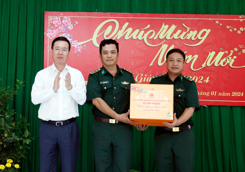 Chủ tịch nước Võ Văn Thưởng tặng quà cho Đồn Biên phòng Thổ Châu. (Ảnh: Thống Nhất/TTXVN)