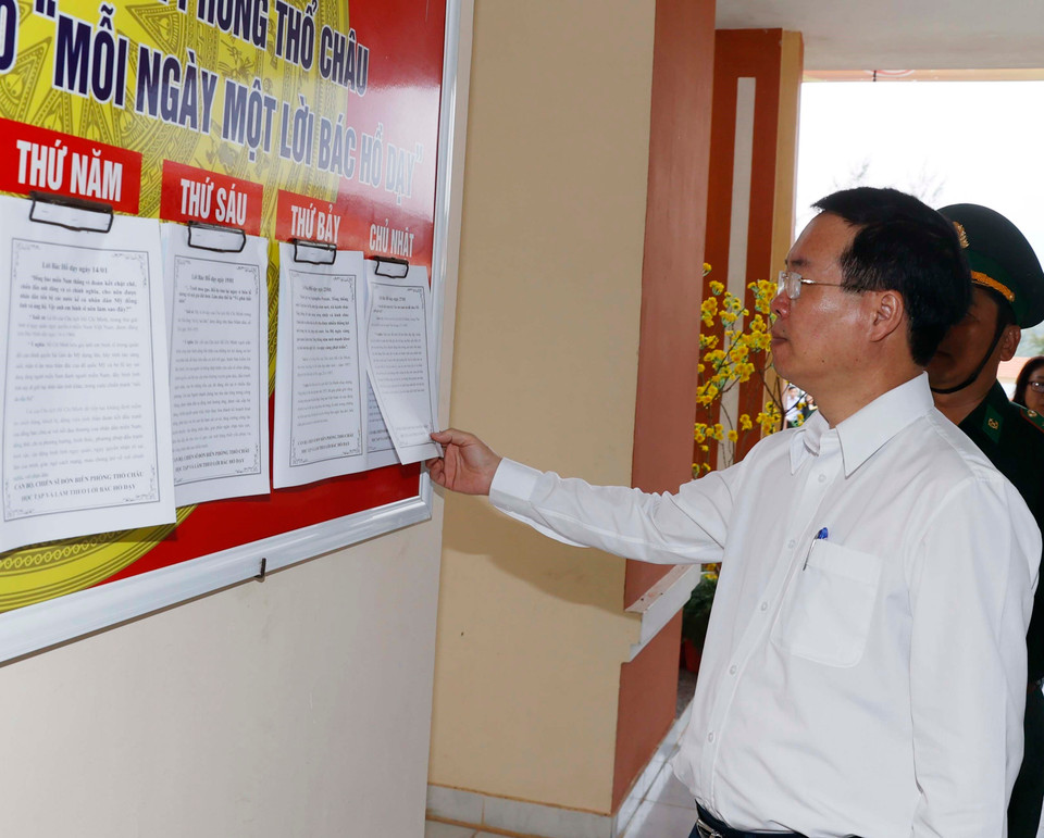 Chủ tịch nước Võ Văn Thưởng thăm Đồn Biên phòng Thổ Châu. (Ảnh: Thống Nhất/TTXVN)