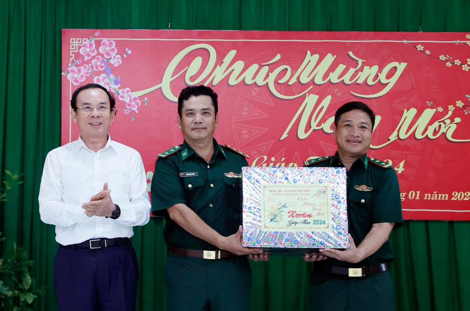 Bí thư Thành ủy TP Hồ Chí Minh Nguyễn Văn Nên tặng quà cho Đồn Biên phòng Thổ Châu. (Ảnh: Thống Nhất/TTXVN)