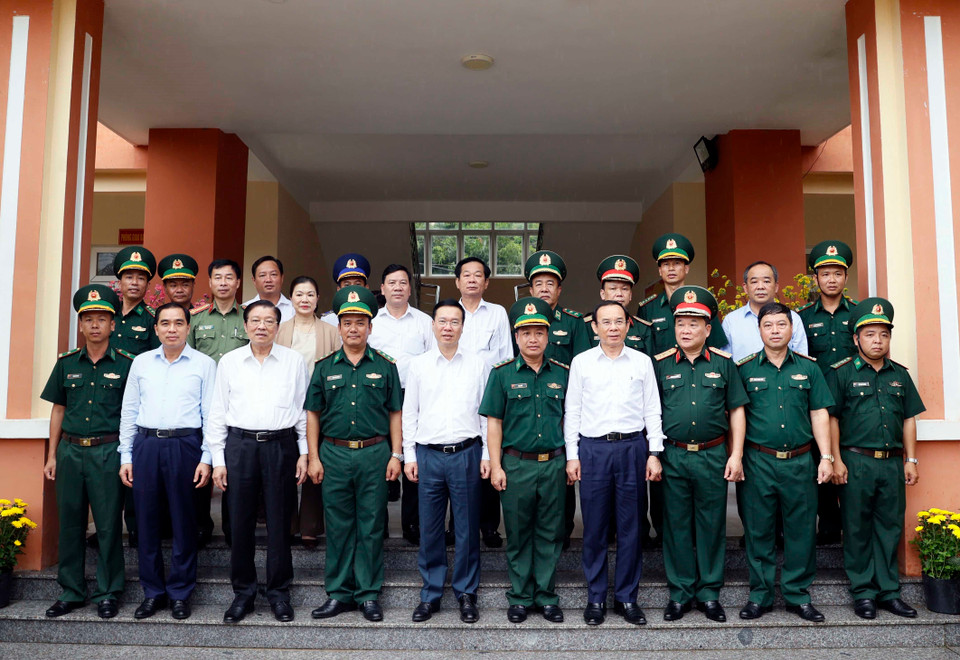 Chủ tịch nước Võ Văn Thưởng và đại biểu với cán bộ, chiến sỹ Đồn Biên phòng Thổ Châu. (Ảnh: Thống Nhất/TTXVN)