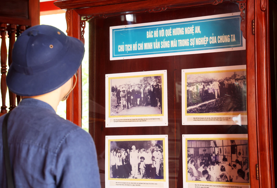 Trưng bày hình ảnh Bác Hồ với quê hương Nghệ An. (Ảnh: Hồng Đạt/TTXVN)