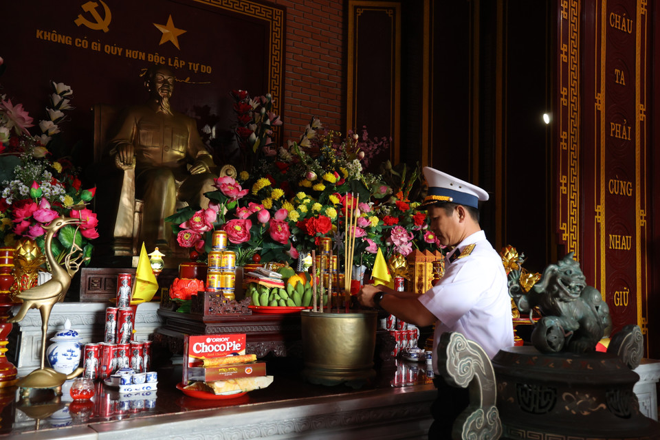 Cán bộ, chiến sỹ hải quân đến dâng hương tưởng niệm Bác Hồ vĩ đại. (Ảnh: Hồng Đạt/TTXVN)