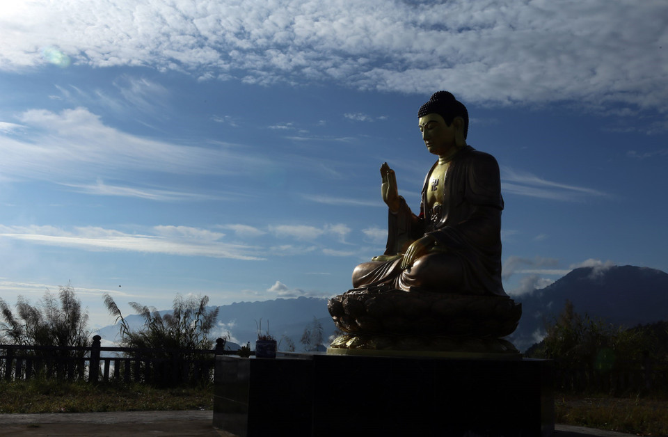 Đỉnh Lao Tỷ Phùng cũng là điểm du lịch tâm linh của người dân địa phương. (Ảnh: Quý Trung/TTXVN)