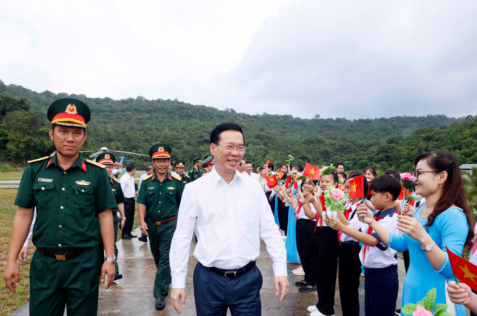 Chủ tịch nước Võ Văn Thưởng đến thăm Trung đoàn 152, Quân khu 9. (Ảnh: Thống Nhất/TTXVN)