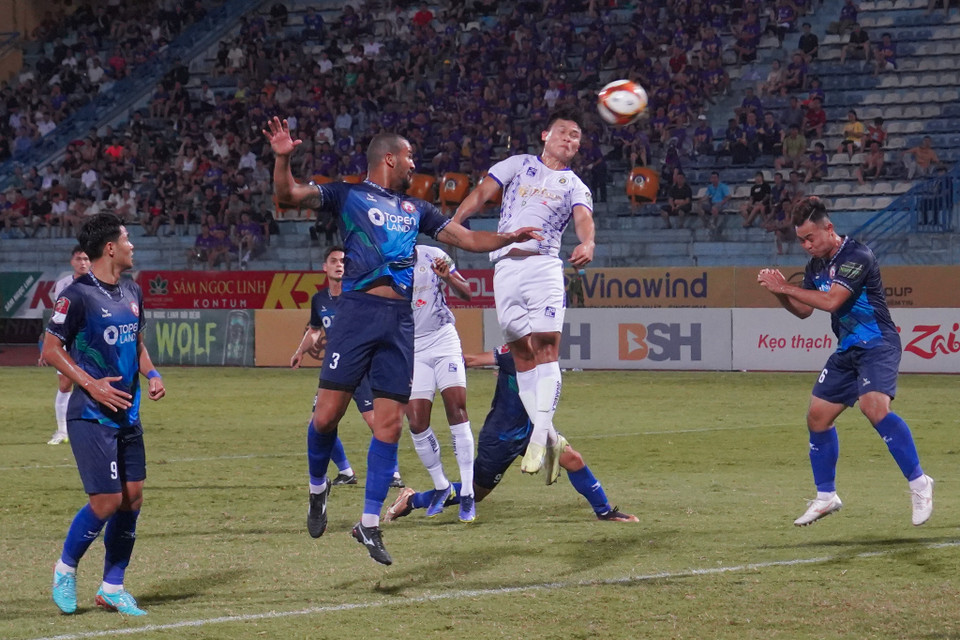 Tuấn Hải đánh đầu đưa bóng đi vọt xà ngang. (Ảnh: Việt Anh/Vietnam+)