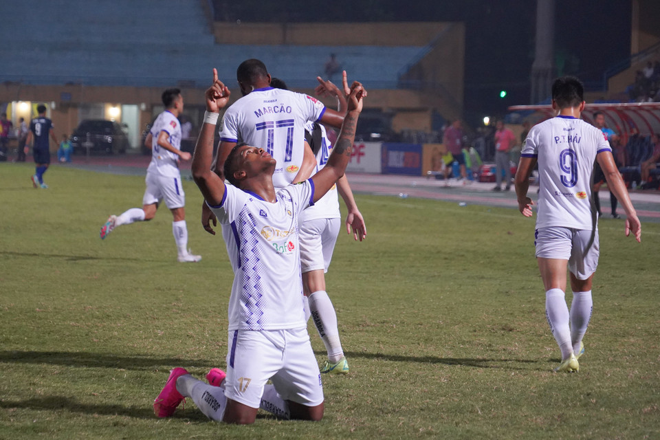 Tiền đạo Herlison Caion ăn mừng bàn thắng. Anh lập một cú hattrick trong trận đấu này. (Ảnh: Việt Anh/Vietnam+)