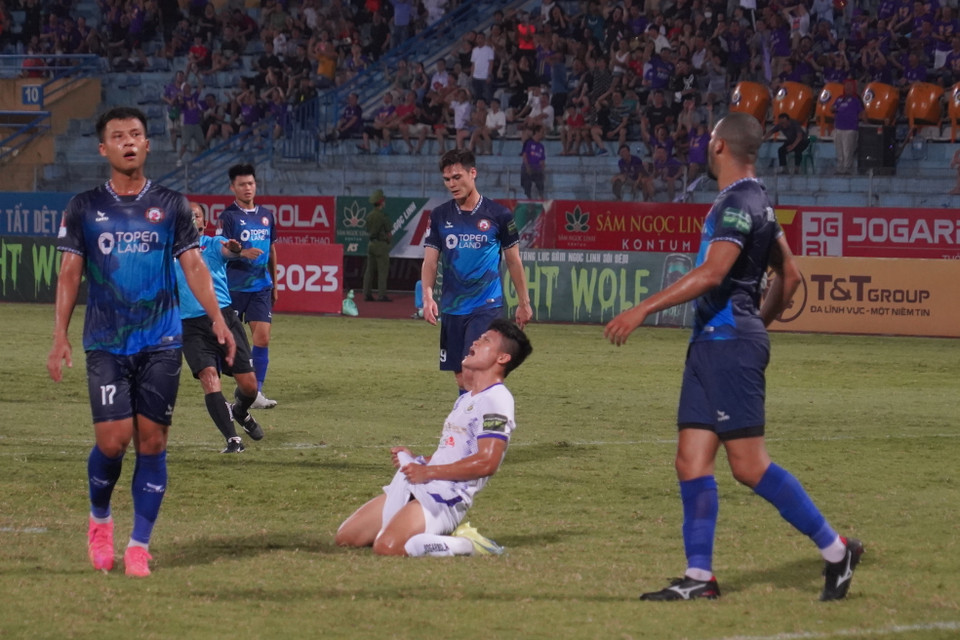 Tiền đạo của Câu lạc bộ Hà Nội tiếc nuối sau khi bỏ lỡ cơ hội mở tỷ số trận đấu. (Ảnh: Việt Anh/Vietnam+)