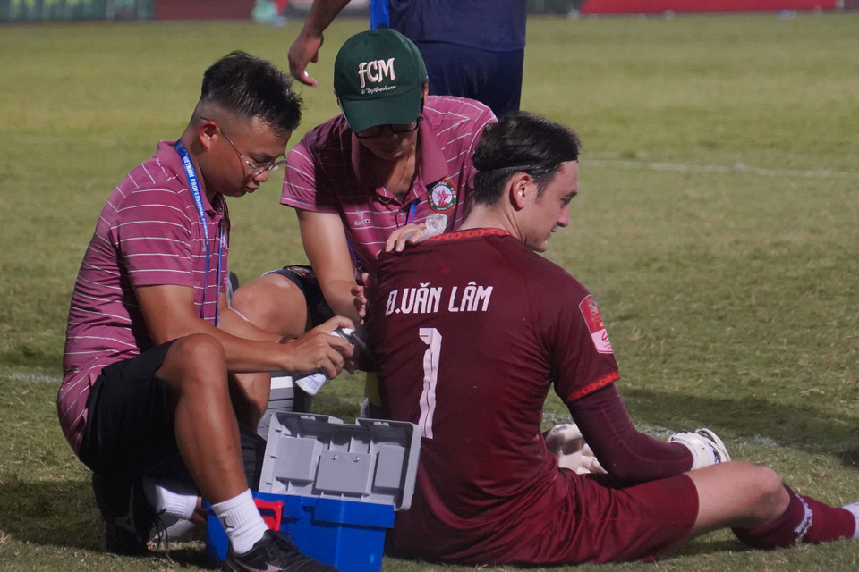 Văn Lâm bị đau sau một tình huống tranh chấp và cần đến sự trợ giúp của đội ngũ y tế. (Ảnh: Việt Anh/Vietnam+)