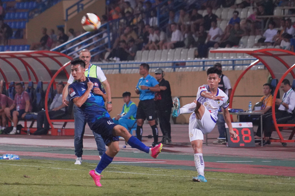 Với bộ đôi tiền đạo có lợi thế về thể hình, Câu lạc bộ Hà Nội đẩy mạnh các tình huống treo bóng từ hai cánh. (Ảnh: Việt Anh/Vietnam+)