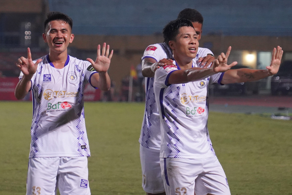 Hậu vệ Nguyễn Văn Vĩ ăn mừng bàn thắng cùng đồng đội. (Ảnh: Việt Anh/Vietnam+)