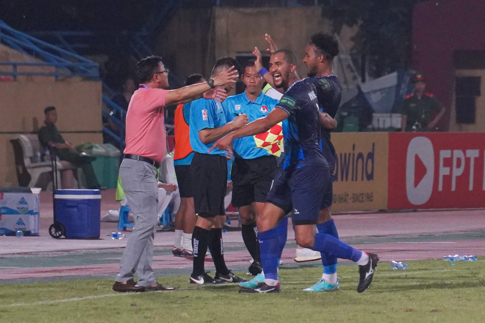 Đến phút thứ 44, Ban huấn luyện Câu lạc bộ TopenLand Bình Định được ăn mừng bàn thắng mở tỷ số. (Ảnh: Việt Anh/Vietnam+)