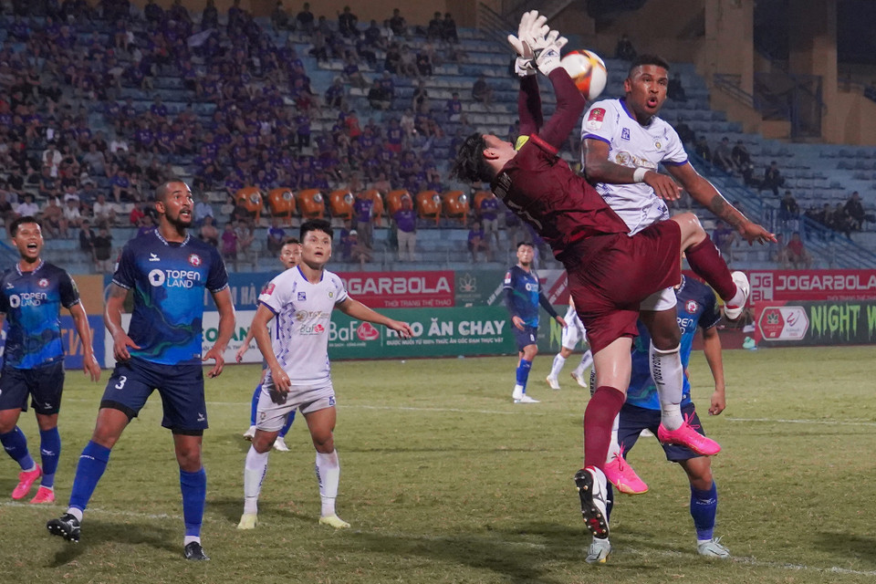 Thủ môn Đặng Văn Lâm vẫn thi đấu xuất sắc nhưng không thể giúp Bình Định tránh khỏi thất bại. (Ảnh: Việt Anh/Vietnam+)