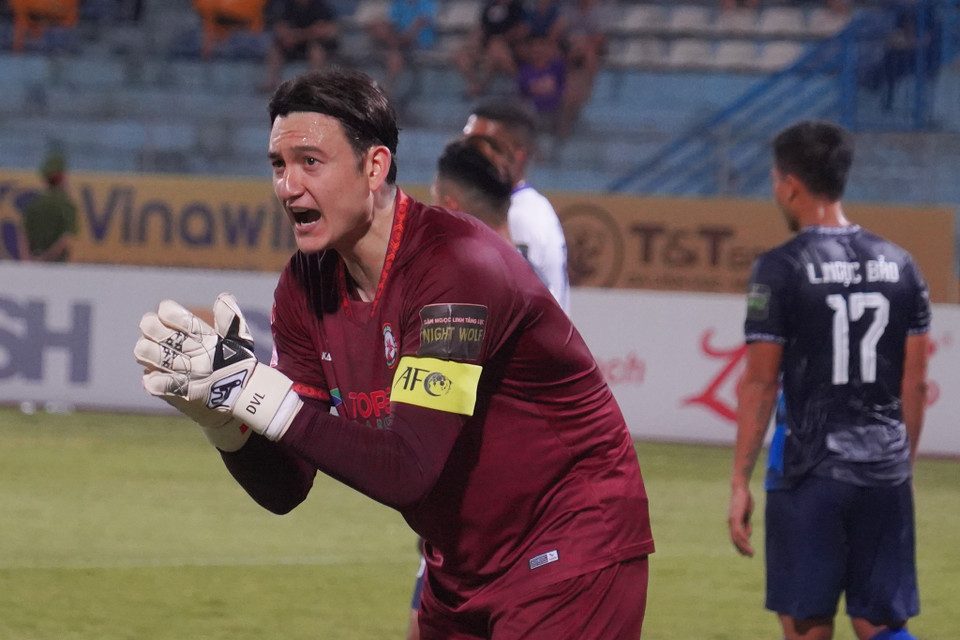 Thủ môn Đặng Văn Lâm đeo băng đội trưởng ở trận đấu này. (Ảnh: Việt Anh/Vietnam+)