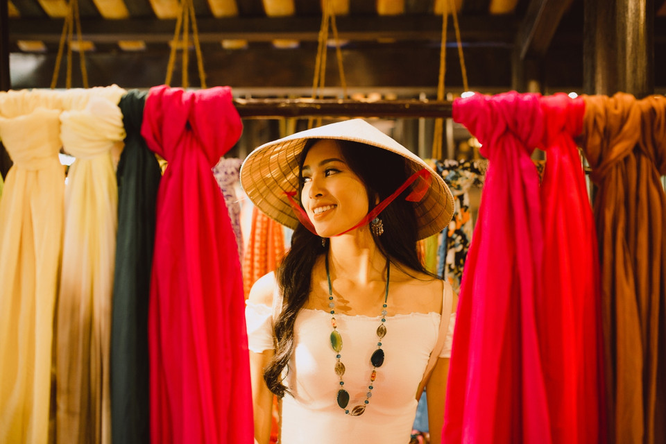 Là người con Hội An, nơi từng là thương cảng sầm uất của Việt Nam với các mặt hàng tơ lụa...(Ảnh: Viết Quý)