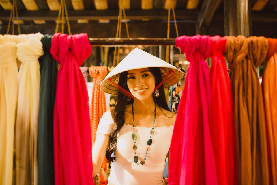 ... Hoa hậu Tiểu Vy đã mang những chiếc khăn lụa được dệt từ chính quê hương cô làm quà tặng các thí sinh đến từ khắp nơi trên thế giới. (Ảnh: Viết Quý)