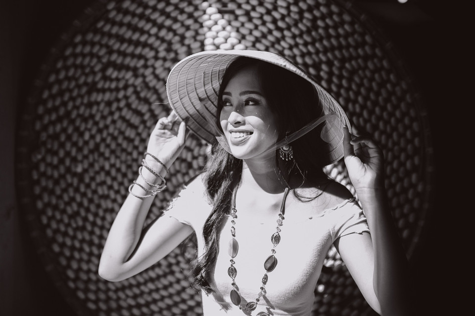 Hoa hậu Tiểu Vy đã khéo léo chọn món quà ý nghĩa để giới thiệu về nơi cô sinh ra và lớn lên. (Ảnh: Viết Quý)