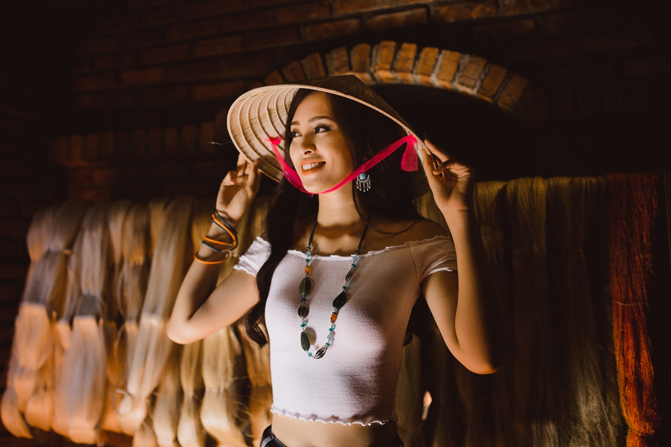 Như một hoạt động thể hiện thiện chí khi đến với Miss World, trước khi lên đường Hoa hậu Tiểu Vy đã đích thân đi chọn quà tặng bạn bè quốc tế. (Ảnh: Viết Quý)