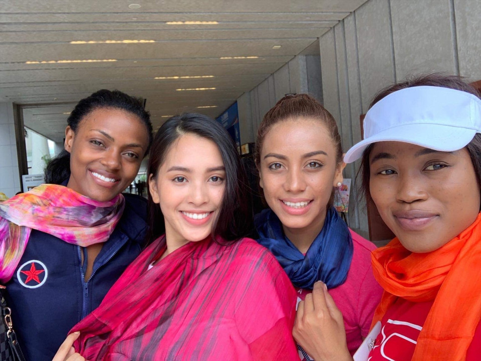 Nhận món quà từ Tiểu Vy, các thí sinh nước bạn tỏ ra vô cùng hào hứng và thích thú. (Ảnh: Viết Quý)