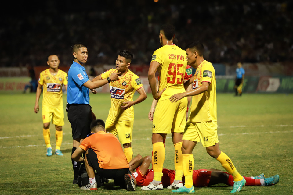 Ngay khi hiệp 2 bắt đầu được 2 phút, chủ nhà Thanh Hóa có cơ hội vượt lên khi Lâm Ti Phông bị phạm lỗi trong vòng cấm. Đáng tiếc là trên chấm phạt đền, ngoại binh Bruno lại sút bóng trúng xà ngang. (Ảnh: Việt Anh/Vietnam+)