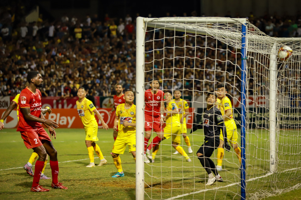 Bàn thắng tiếp tục đến với đội khách: Phút 67, cầu thủ vừa được triệu tập lên Đội tuyển U23 Quốc gia là Văn Toản đánh đầu ngược nâng tỷ số lên 3-1 cho Công an Hà Nội. (Ảnh: Việt Anh/Vietnam+)