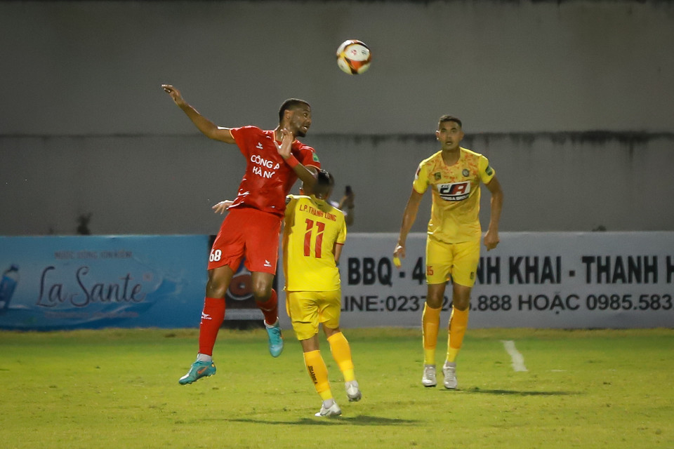 Phút 39, tiền đạo Gustavo gỡ hòa cho Công an Hà Nội cũng từ một pha đánh đầu sau tình huống đá phạt cố định. (Ảnh: Hoài Nam/Vietnam+)