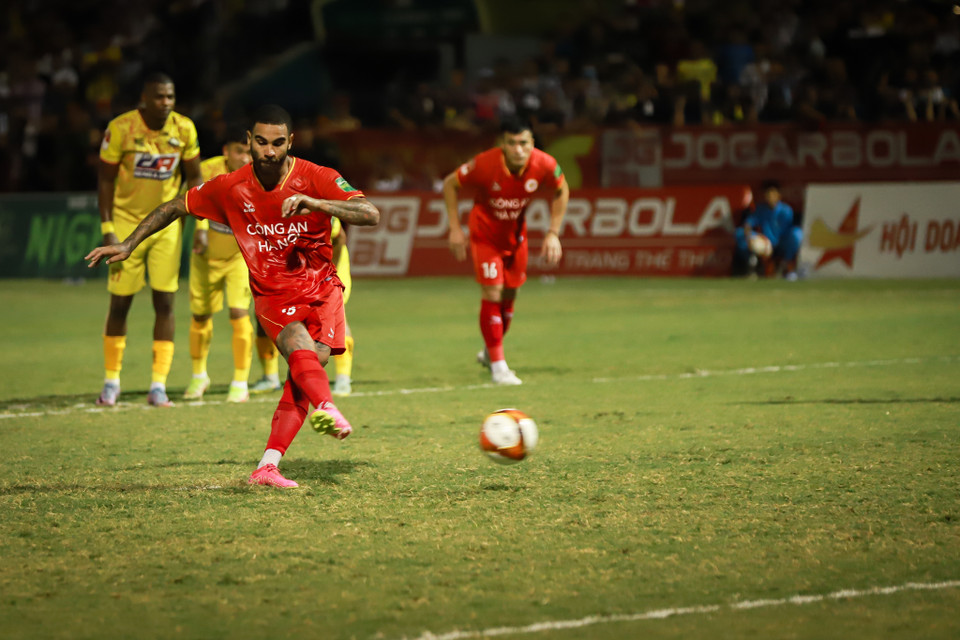 Ngay sau khi bỏ lỡ cơ hội vượt lên, đội chủ nhà lập tức phải trả giá: Phút 52, Công an Hà Nội được hưởng phạt đền sau khi tiền vệ Minh Tùng để bóng chạm tay trong vòng cấm. Dù mất đến 2 nhịp dứt điểm, tiền đạo Jhon Cley vẫn hoàn thành nhiệm vụ nâng tỷ số lên 2-1 cho đội khách. (Ảnh: Hoài Nam/Vietnam+)