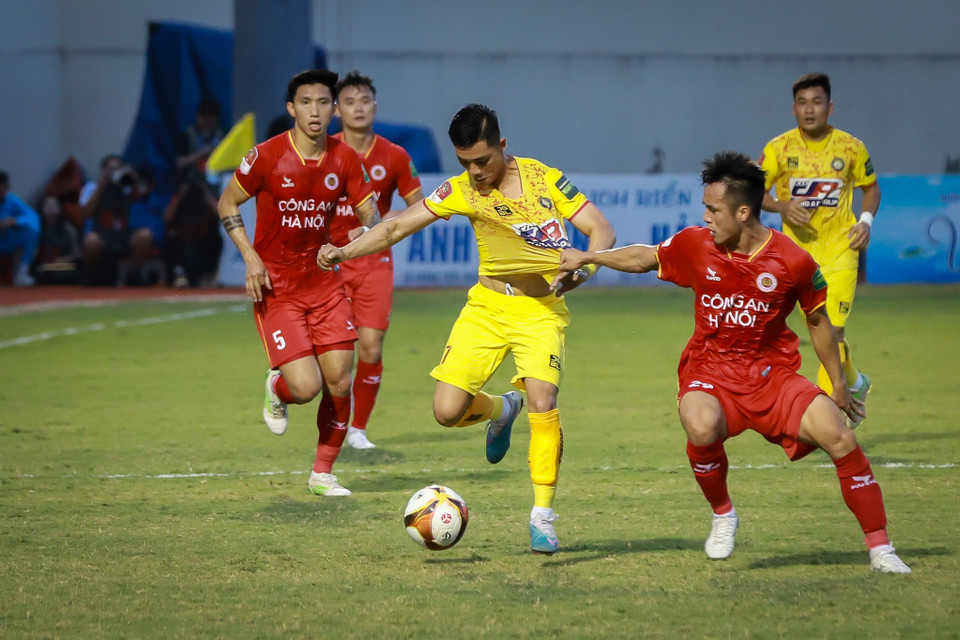 Được ví như trận 'chung kết sớm' của mùa giải, hai đội đã cống hiến cho khán giả một thế trận đôi công sôi nổi. (Ảnh: Hoài Nam/Vietnam+)