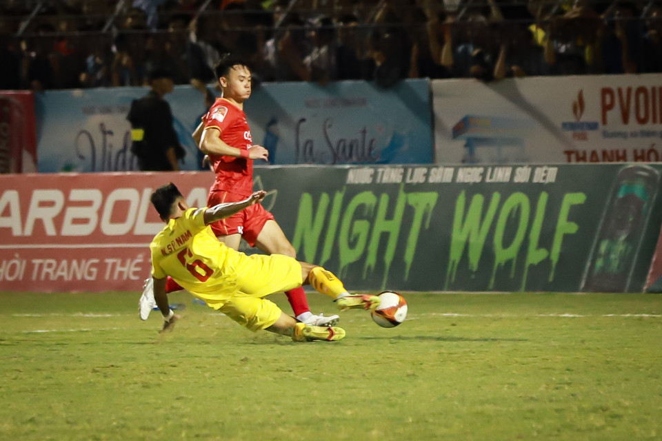 Sau bàn thua, đội khách Công an Hà Nội đẩy cao đội hình để tìm kiếm bàn thắng san bằng cách biệt. (Ảnh: Việt Anh/Vietnam+)