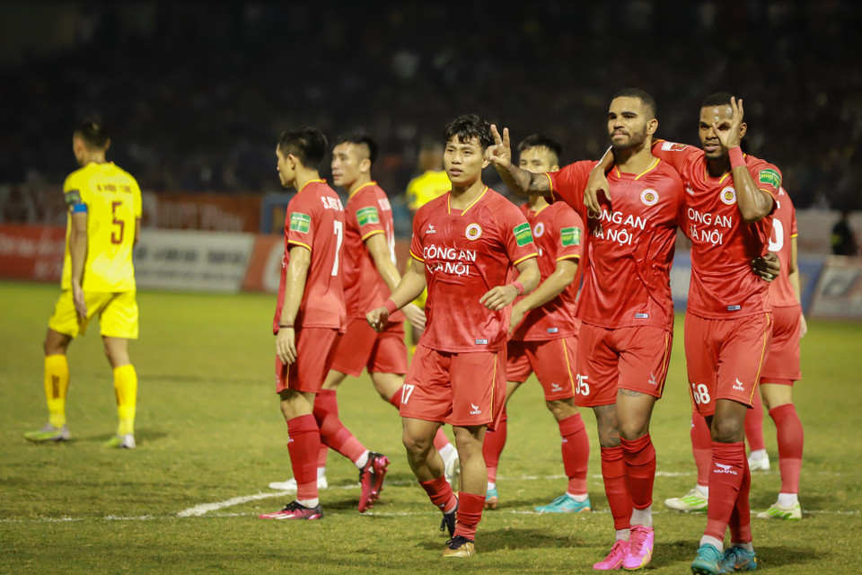 Chưa kịp 'hoàn hồn' sau bàn thua, Thanh Hóa nhận 'đòn chí mạng' sau đợt tình huống phối hợp đẹp mắt của Công an Hà Nội. Cầu thủ nâng tỷ số lên 4-1 cho đội bóng Thủ đô là hậu vệ Văn Thanh. (Ảnh: Hoài Nam/Vietnam+)