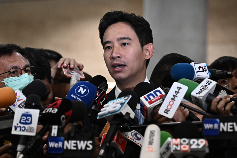  Ông Pita Limjaroenrat (ảnh), lãnh đạo đảng Tiến bước (MFP) là ứng viên Thủ tướng Thái Lan duy nhất được đề cử, nhưng đã không giành đủ 376 phiếu cần thiết để đắc cử. Kết quả cho thấy ông được 324 phiếu ủng hộ, 182 phiếu chống và 199 phiếu trắng. Theo kế hoạch, các cuộc họp tiếp theo để bầu Thủ tướng được ấn định vào ngày 19 và 20/7 tới. (Ảnh: AFP/TTXVN)