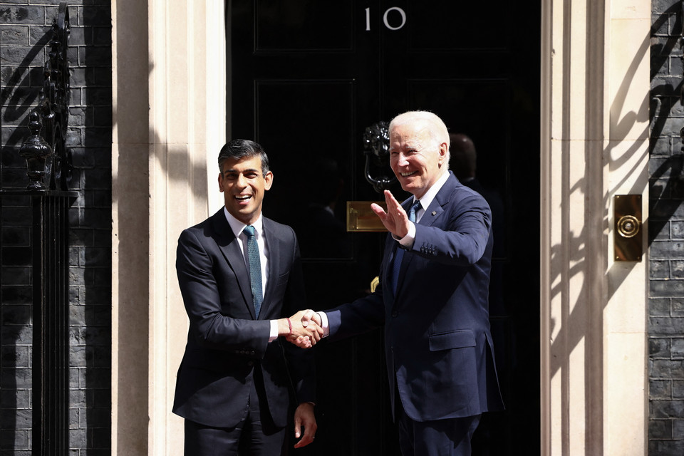 Tổng thống Mỹ Joe Biden (phải) ngày 10/7 đã có chuyến thăm ngắn tới Anh và gặp Thủ tướng Rishi Sunak. (Ảnh: AFP/TTXVN)