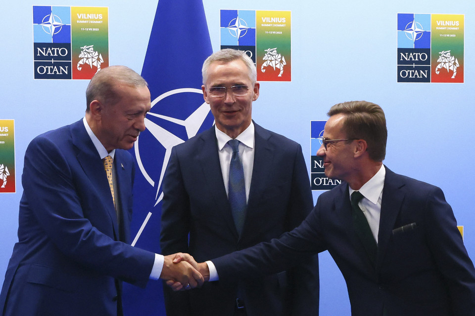 Ngày 10/7/2023, Tổng Thư ký Tổ chức Hiệp ước Bắc Đại Tây Dương (NATO) Jens Stoltenberg (giữa) cho biết Tổng thống Thổ Nhĩ Kỳ Recep Tayyip Erdogan (trái) đã chấp thuận trình đơn xin gia nhập NATO của Thụy Điển lên Quốc hội nước này để thông qua. (Ảnh: AFP/TTXVN)