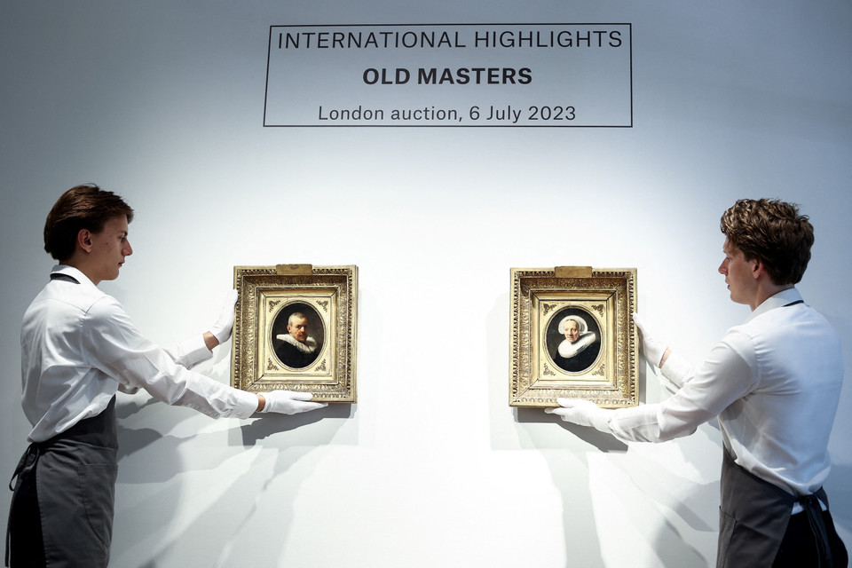 Trong 200 năm, các học giả nghệ thuật đã hoàn toàn không biết đến 2 bức tranh chân dung của bậc thầy Hà Lan Rembrandt. Mới đây, cặp tranh này đã được Hãng Christie's bán đấu giá 11,2 triệu bảng, vượt xa con số ước tính (5-8 triệu bảng). (Nguồn: AFP/TTXVN)