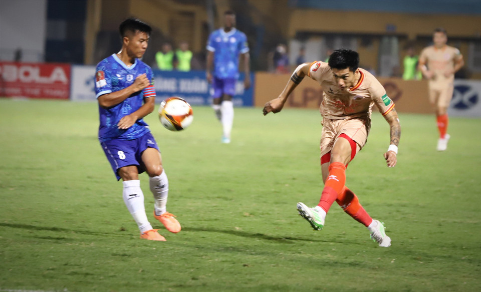 Phút 54, Văn Hậu thực hiện cú dứt điểm từ khoảng cách hơn 30m, bóng vượt qua tầm với của thủ môn nhưng chạm xà ngang. (Ảnh: Việt Anh/Vietnam+)