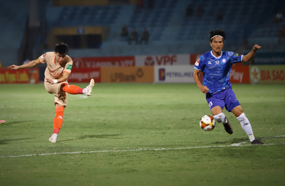 Các học trò của huấn luyện viên Flavio Ruiz đã thử nhiều phương án dứt điểm nhưng vẫn không thể chọc thủng lưới thủ môn Ngọc Cường. (Ảnh: Việt Anh/Vietnam+)