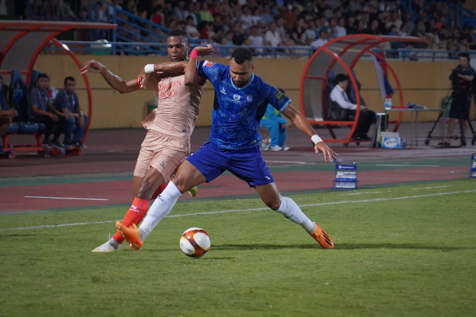 Tuy nhiên khi bước vào trận đấu, các học trò của huấn luyện viên Võ Đình Tân tổ chức phòng ngự kín kẽ khiến các chân sút của Công an Hà Nội gặp khó trong việc tiếp cận với khung thành của thủ môn Ngọc Cường. (Ảnh: Việt Anh/Vietnam+)