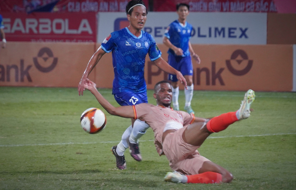 Phút 28, Đoàn Văn Hậu chọc khe tinh tế để tiền đạo Gustavo Henrique thoát xuống. Đáng tiếc là ngoại binh của đội chủ nhà không đủ sức rướn để chạm chân vào bóng. (Ảnh: Hoài Nam/Vietnam+)