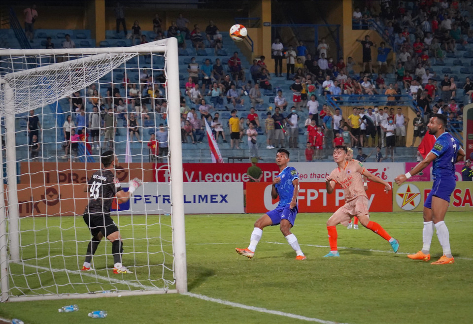 Phút 80, Văn Hậu đánh đầu cận thành nhưng thủ môn Ngọc Cường cản phá, sau đó Hồ Tấn Tài dứt điểm sát vòng cấm đưa bóng đi vọt xà ngang khung thành Khánh Hòa. (Ảnh: Việt Anh/Vietnam+)