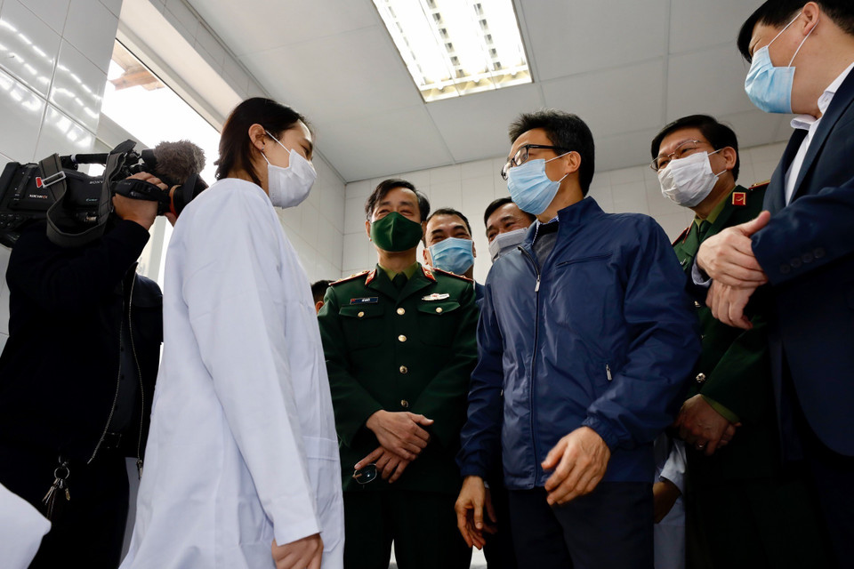 Phó Thủ tướng Vũ Đức Đam thăm các ca tiêm thử nghiệm vắcxin Nano Covax ngừa COVID-19. (Ảnh: Dương Giang/TTXVN)