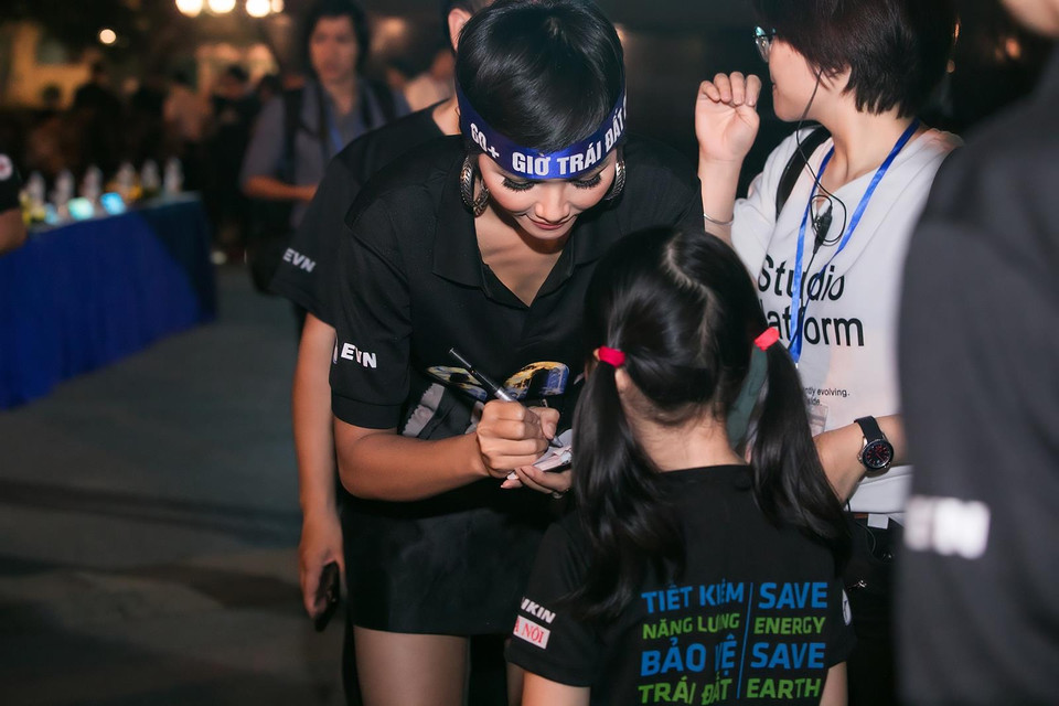 H'Hen Niê xuất hiện trong chương trình Giờ Trái Đất cuối tuần qua (30/3). (Ảnh: Như Hoàn/Vietnam+)