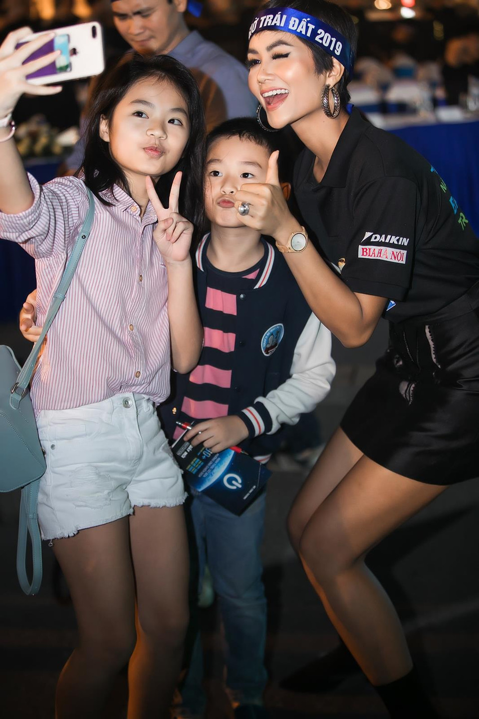 Cô được các em nhỏ đặc biệt yêu mến. (Ảnh: Như Hoàn/Vietnam+)