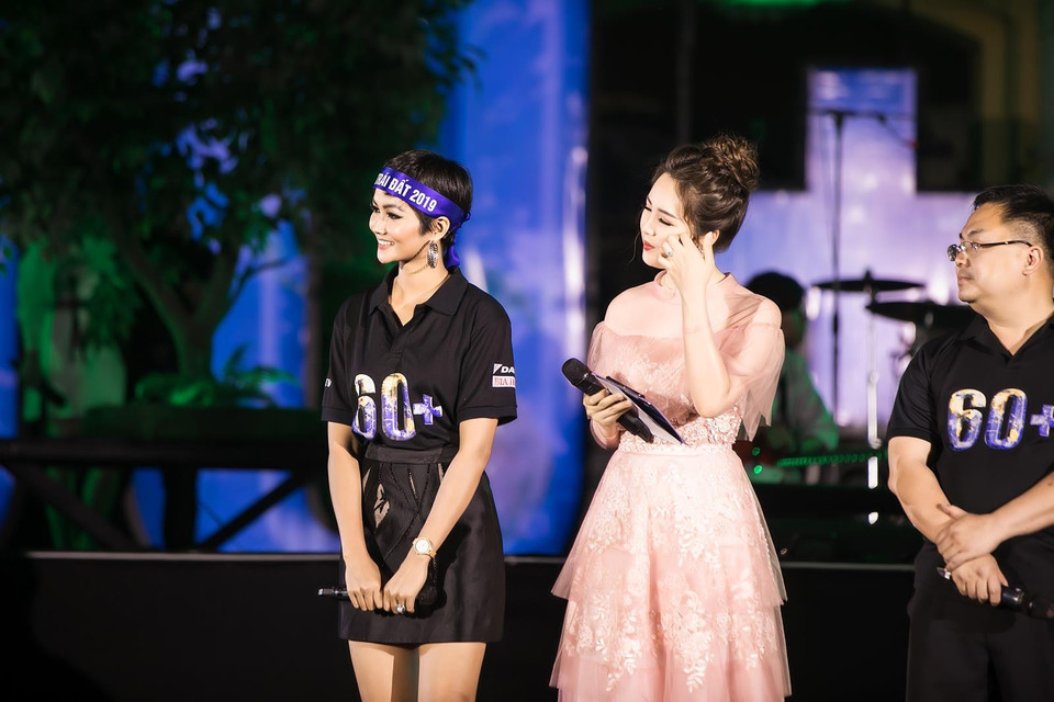 Bằng sức ảnh hưởng của mình trong một năm qua, H’Hen Niê mong muốn gửi gắm thông điệp: 'Chúng ta có thể làm được, bảo vệ môi trường sống xanh-sạch-đẹp, chúng ta sẽ có một môi trường tuyệt vời bây giờ và con em chúng ta sau này.' (Ảnh: Như Hoàn/Vietnam+)