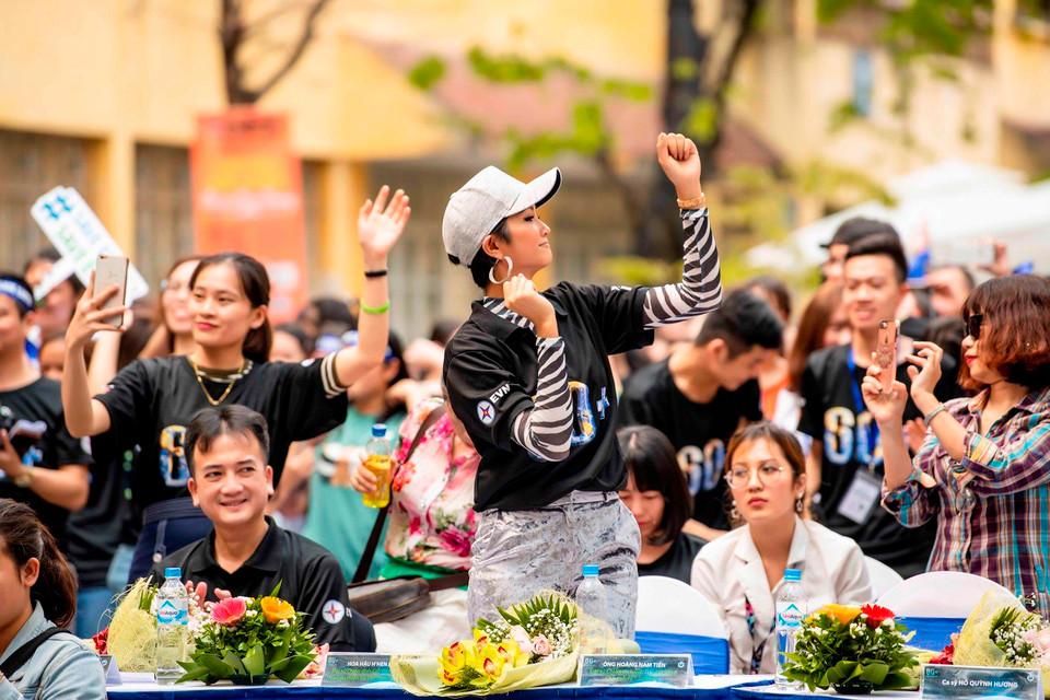 Trong khuôn khổ chương trình, H’Hen Niê còn có buổi nói chuyện với sinh viên trường Đại học Khoa học Tự nhiên – Đại học Quốc gia Hà Nội về chủ đề 'Sống Xanh.' (Ảnh: Như Hoàn/Vietnam+)