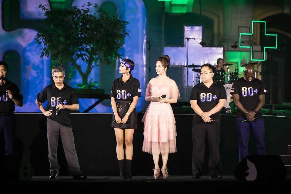 Xuất hiện trên sân khấu trong vai trò Đại sứ, trên nền nhà ca khúc “Heal The World,” H’Hen Niê cùng 4 đại sứ khác đã cùng nhau hô to khẩu hiệu 'Tiết kiệm năng lượng, bảo vệ Trái Đất,' và mỗi người một thông điệp riêng gửi đến cộng đồng. (Ảnh: Như Hoàn/Vietnam+)