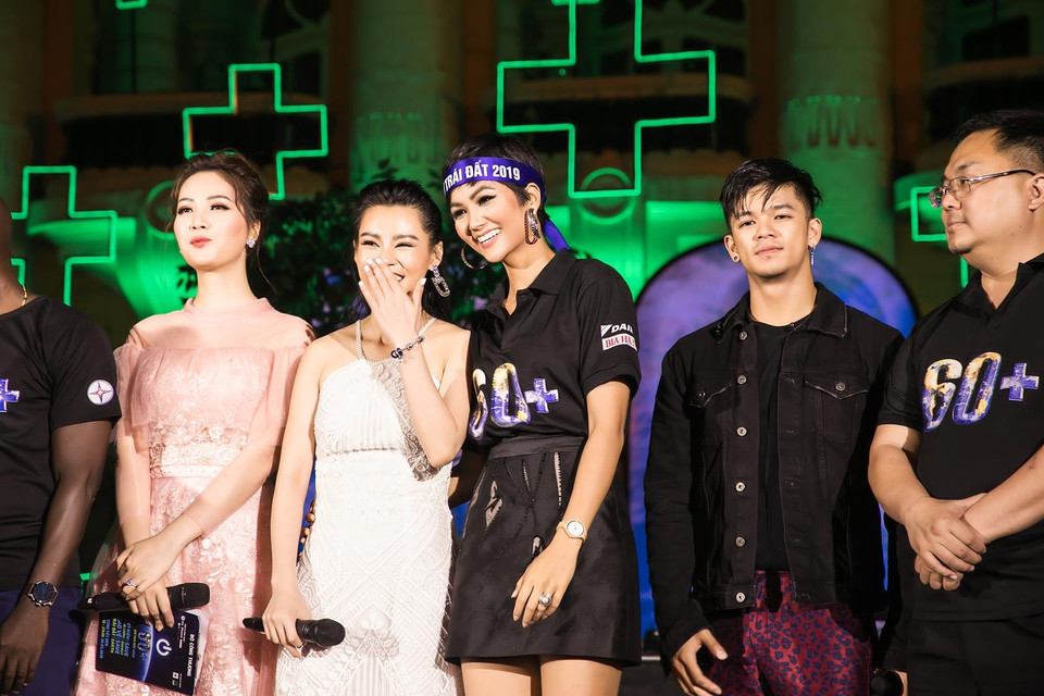 Trên trang cá nhân, H’Hen Niê cũng chia sẻ câu chuyện lúc nhỏ thường được ba nhắc nhở về chuyện phải biết tiết kiệm điện khi không cần thiết. Cô ví von ba chính là Đại sứ Giờ Trái Đất của riêng mình. (Ảnh: Như Hoàn/Vietnam+)