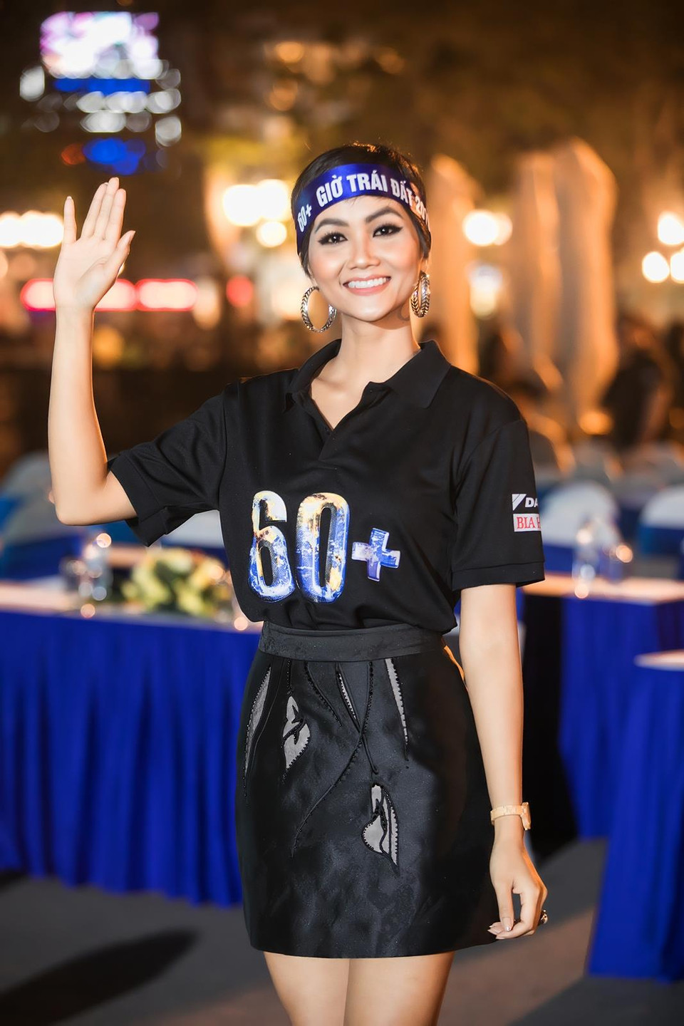 Thông qua câu chuyện của mình, H’Hen Niê chia sẻ với các bạn sinh viên về tình yêu quê hương, tinh thần bảo vệ môi trường: 'Các bạn có sức trẻ, các bạn có nhiệt huyết, và các bạn chính là chủ nhân tương lai của đất nước.' (Ảnh: Như Hoàn/Vietnam+)