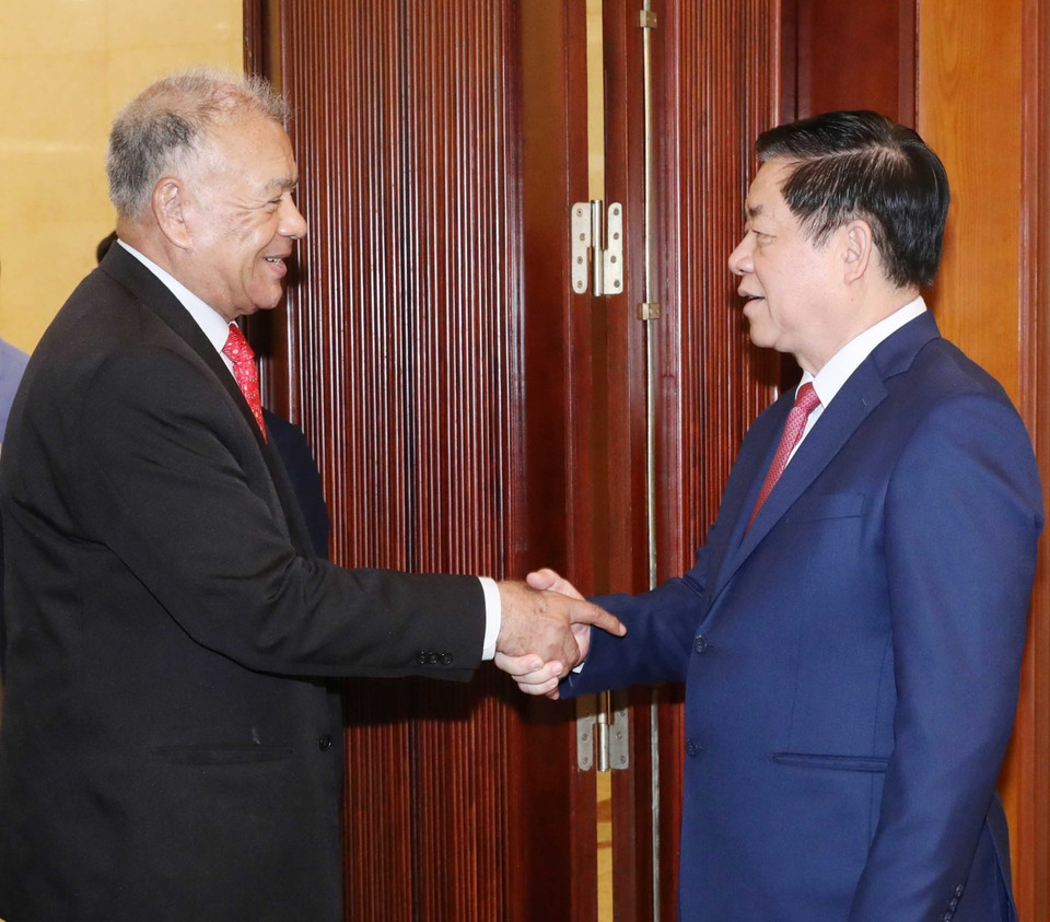 Trưởng Ban Tuyên giáo Trung ương Nguyễn Trọng Nghĩa với Tổng Bí thư Đảng Lao động Mexico Alberto Anaya Gutiérrez. (Ảnh: Phương Hoa/TTXVN)